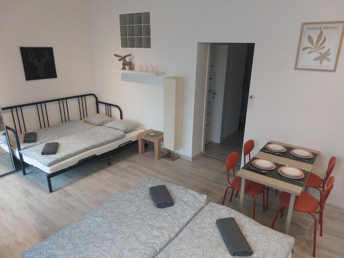 Utulny Apartman S Balkonom Apartment Bratislava Bagian luar foto