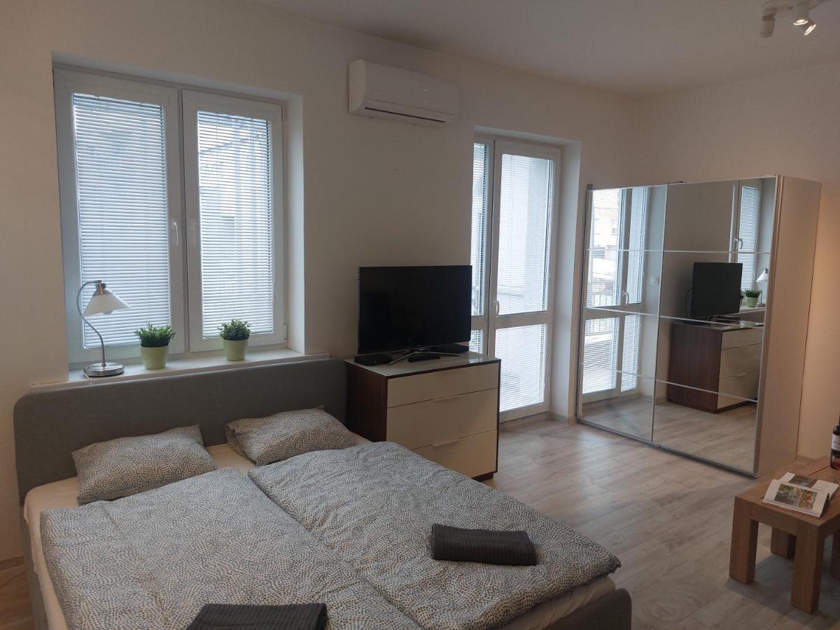 Utulny Apartman S Balkonom Apartment Bratislava Bagian luar foto