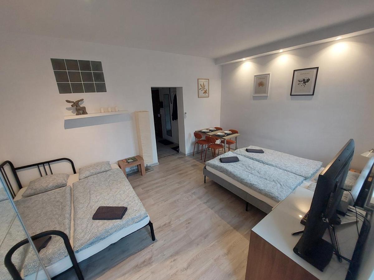 Utulny Apartman S Balkonom Apartment Bratislava Bagian luar foto