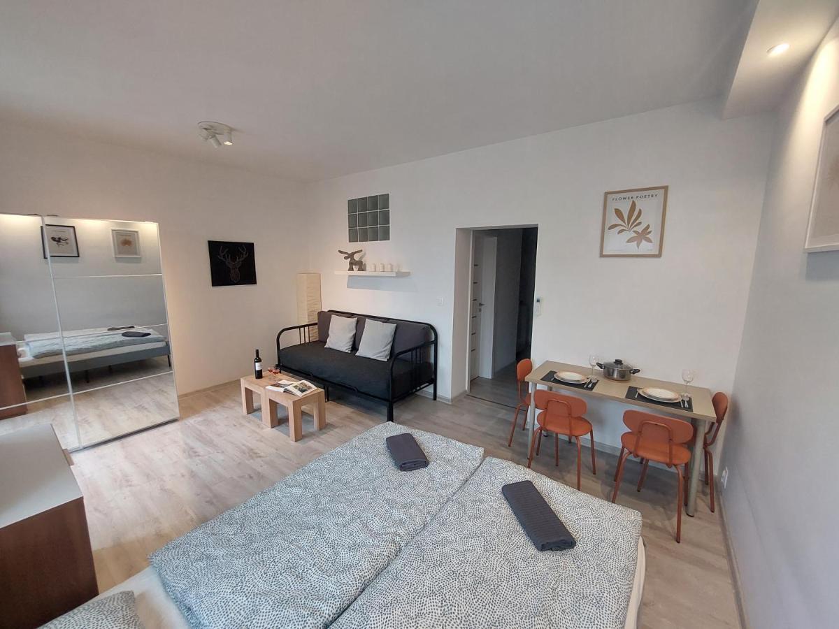 Utulny Apartman S Balkonom Apartment Bratislava Bagian luar foto