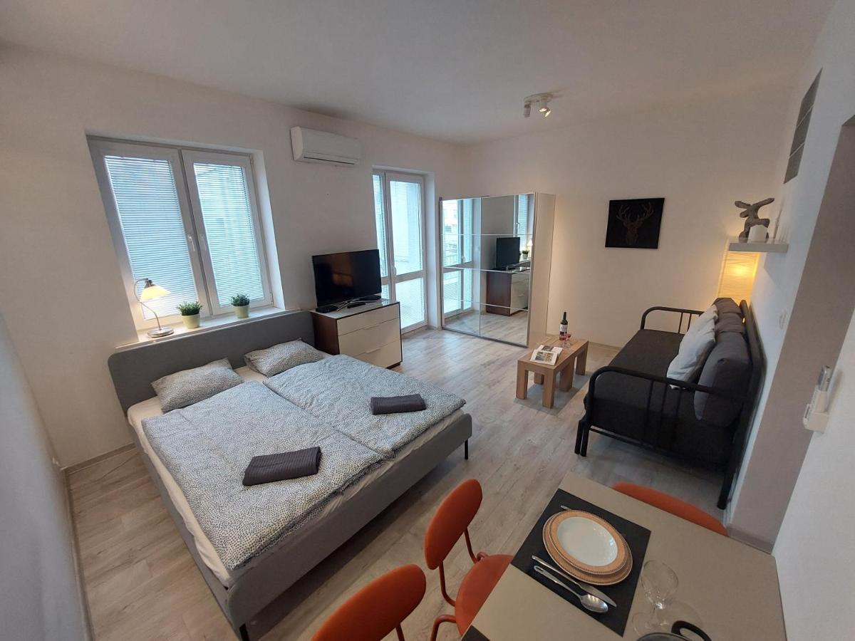 Utulny Apartman S Balkonom Apartment Bratislava Bagian luar foto